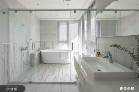 白色房門風水 浴室磁磚配色照片